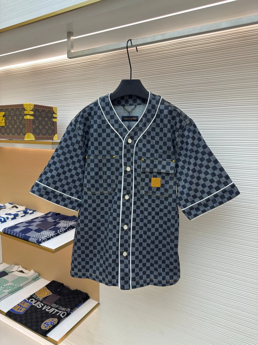 LOUIS VUITTON Pocket logo plaid short sleeves ●Authentic product: Purchased and developed by 14755 ●Item number: 1680137-B35 ●Material: denim fabric ●Technology: jacquard production ●Version: fitted version ●Weight: about 675 grams ●Size: S-M-L-XL ●Description: Made of 100% cotton fabric, bringing a soft and skin-friendly wearing experience, with full-length Miniature carefully printed on the surface of the fabric The Der pattern highlights the classic elements of the brand. The designer cleverly uses contrasting edge technology and pearlescent buttons on the front to add exquisite details to the overall look. The chest pocket is topstitched and decorated with rivets, which is both practical and design-rich. Every detail of the shirt has been carefully considered, from the selection of buttons to the processing of stitching, all reflecting consistent exquisite craftsmanship! This shirt perfectly blends leisure and elegance, bringing a unique fashion style to the wearer whether it is a daily match or a casual occasion. The overall wiring is straight and delicate, the fabric is comfortable and soft, and the color is consistent without color difference. It can be matched with the same style to create a fashionable look and control various occasions. Customized accessories, complete with three standards, same style for men and women!